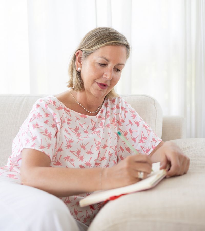 Patricia anotando cosas en un cuaderno